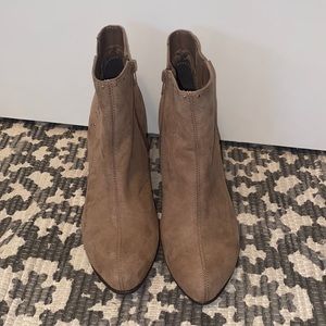 Aersoles tan suede booties
